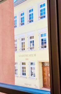 una ventana de tren con vistas a un edificio en Beste Lage! Oppenheim, historische Altstadt, en Oppenheim