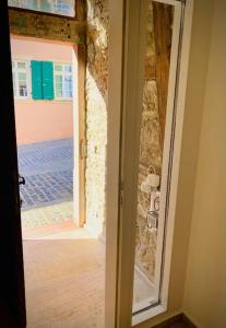 una puerta abierta a una habitación con una pared de piedra en Beste Lage! Oppenheim, historische Altstadt, en Oppenheim