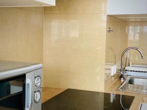 a small kitchen with a sink and a microwave at Beste Lage! Oppenheim, historische Altstadt in Oppenheim