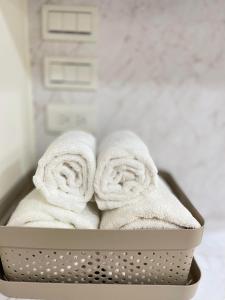 a basket of towels sitting in a bathroom at 宜蘭頭城鎮 Alice 高級溫泉雙-四人套房海景度假 in Hsin-hsing