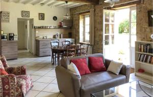 uma sala de estar com um sofá e uma mesa em Nice Home In St, Jean Aux Amognes With Kitchen em Saint-Sulpice