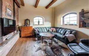ein Wohnzimmer mit einem Sofa und einem Tisch in der Unterkunft Nice Home In Ljungbyhed With Kitchen in Ljungbyhed