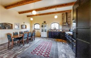eine Küche mit einem Holztisch und Stühlen sowie ein Esszimmer in der Unterkunft Nice Home In Ljungbyhed With Kitchen in Ljungbyhed