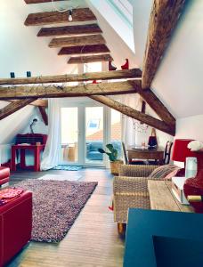 una sala de estar con techos de madera y una gran ventana. en Schönster Blick auf Oppenheim!, en Oppenheim