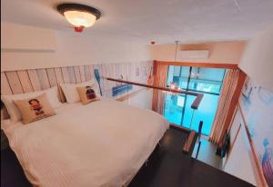 礁溪鄉的住宿－泉泉溫泉民宿，卧室设有一张白色大床和一扇窗户。