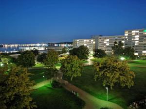 ein Park mit Bäumen und Gebäuden in der Nacht in der Unterkunft Seeadler F-5-6 in Heiligenhafen