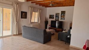 a living room with a couch and a tv at La casa de Barinas in Barinas