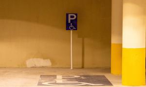 a blue parking sign in a room with a handicapped sign at منــازل الماسة للشقق المخدومة عنيزة in Unayzah