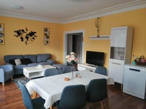 salon ze stołem i kanapą w obiekcie Villa-Gallant w Popradzie