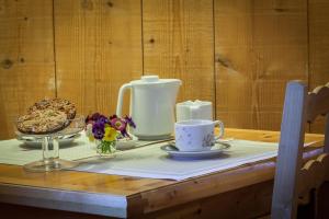 una mesa con una tetera y tazas. en le Montagny, en Les Houches