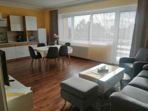 sala de estar con mesa, sillas y sofá en Villa-Gallant, en Poprad