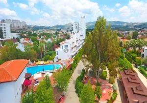 een luchtzicht op een stad met een gebouw en een zwembad bij Sentinus Beach Hotel in Kuşadası