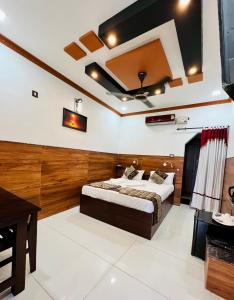 Un dormitorio con una cama y un escritorio. en Sunset Ville Beach Resort, en Varkala