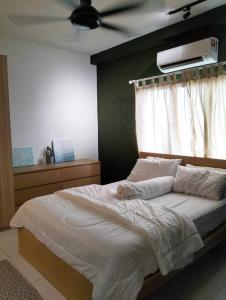 - une chambre avec un lit et un ventilateur de plafond dans l'établissement RDR Homestay@Emira Residence, à Shah Alam