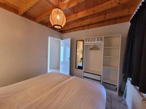 羊角村的住宿－德斯陸賽克度假屋，一间卧室设有一张大床和木制天花板
