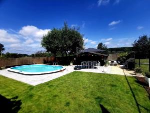 Πισίνα στο ή κοντά στο Luxury Pop Up Camping & Hotel Package & Private Transport to Tomorrowland