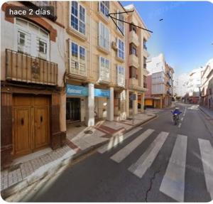 una motocicleta estacionada en una calle de la ciudad con edificios en Malaga Victoria, en Málaga