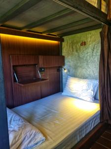 1 Schlafzimmer mit 2 Betten in einem Zimmer in der Unterkunft Aha Lanta Cozy Hostel in Ko Lanta