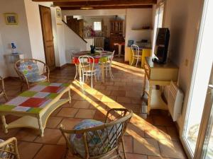 a kitchen and a living room with a table and chairs at Location, piscine, animaux, jardin clôturé, parking, var, provence , wifi in Lorgues