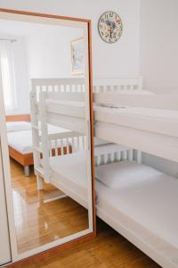 מיטה או מיטות קומותיים בחדר ב-Apartman PETRA