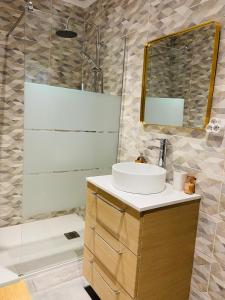 Ένα μπάνιο στο Villa soulac 6 chambres, wifi +19 φωτογραφίες
