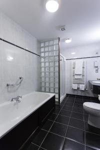 Koupelna v ubytování Sandhouse Hotel + 37 fotografií