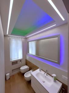 La salle de bains est pourvue de 2 toilettes et d'un grand miroir. dans l'établissement Relax in Milano - Ventura - Lambrate - Città Studi, à Milan