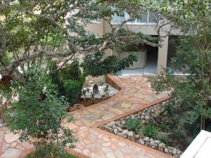 an overhead view of a garden with a stone walkway at Pousada Lava-Pés in Itambé do Mato Dentro