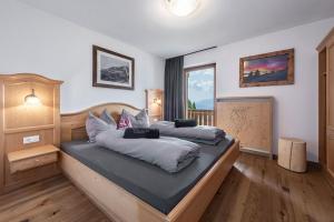 um quarto com 2 camas e uma janela em Kircherhof em Bressanone