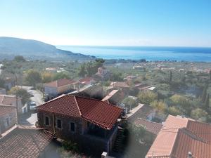 z góry widok na miasto z domami i ocean w obiekcie Stavroulas Stone House in Rigklia, Messinia w mieście Riglia