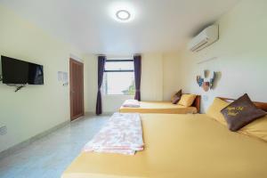 Giường trong phòng chung tại Victor Charlie Hostel