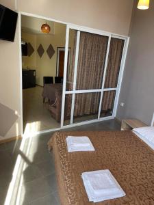 1 dormitorio con 1 cama con 2 toallas en Diva Apartments & Diva restaurant BBQ&pool bar en Varna