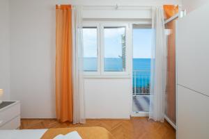 sypialnia z oknem z widokiem na ocean w obiekcie Seaside Apartment Blue w mieście Dugi Rat