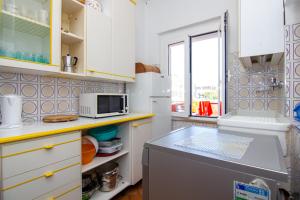 La cuisine est équipée d'un réfrigérateur et d'un four micro-ondes. dans l'établissement Casa vacanze Gigli, à Numana