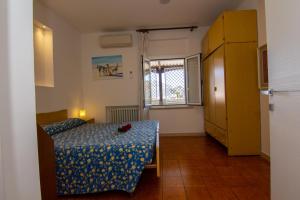 - une petite chambre avec un lit et une fenêtre dans l'établissement Casa vacanze Gigli, à Numana