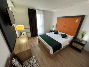 Una cama o camas en una habitación de Business Hotel Prijedor