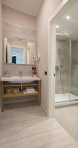 W łazience znajduje się umywalka i prysznic. w obiekcie Casa Vacanze Da Paulin w mieście Manarola