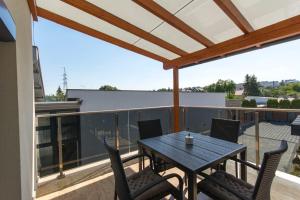 A balcony or terrace at PontJó Apartman Miskolc