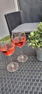 dos copas de vino sentadas sobre una mesa en Romantic and relax en Esztergom
