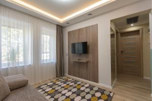 A television and/or entertainment centre at PontJó Apartman Miskolc