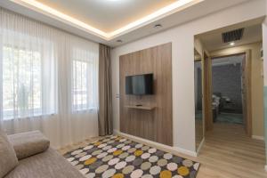 salon z telewizorem na ścianie w obiekcie PontJó Apartman Miskolc w Miszkolcu