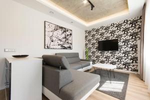 A television and/or entertainment centre at PontJó Apartman Miskolc
