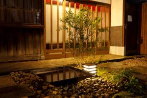 町家ホテル　町の踊場にある庭