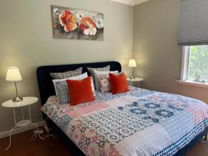 ein Schlafzimmer mit einem Bett mit einer Decke darauf in der Unterkunft Growse House 2BR in Yarram