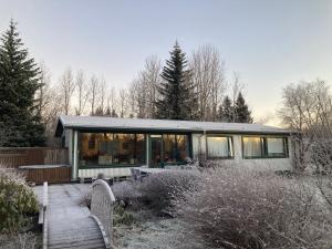 Enchanting country home with backyard hotspring v zimě