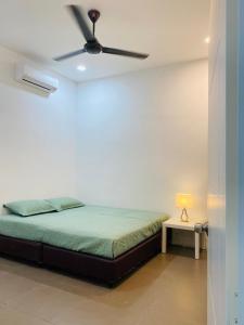 sypialnia z łóżkiem i wentylatorem sufitowym w obiekcie Homestay Alor Setar Nearby Hospital Sultanah Bahiyah w mieście Alor Setar