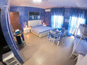 ポルト・チェザーレオにあるA Casa Di Leleのベッドルーム1室(ベッド1台、テーブル、椅子付)