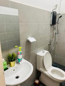 a bathroom with a toilet and a sink at Homestay Alor Setar Nearby Hospital Sultanah Bahiyah in Alor Setar