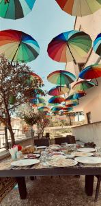 a table with a bunch of umbrellas above it at Aysultan Stone House in Uçhisar