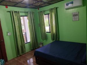 Llit o llits en una habitació de Weeroona Huts Homestay Pacifico